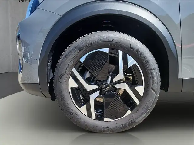 Peugeot 2008 view 11