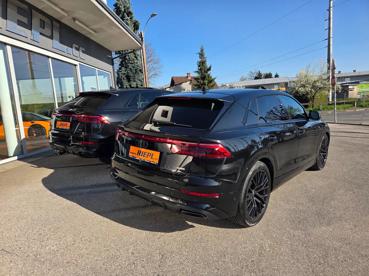 Audi Q8 VOLL Pano Assistenten Matrix AHK Luft S-Line 22" Schwarz - 2