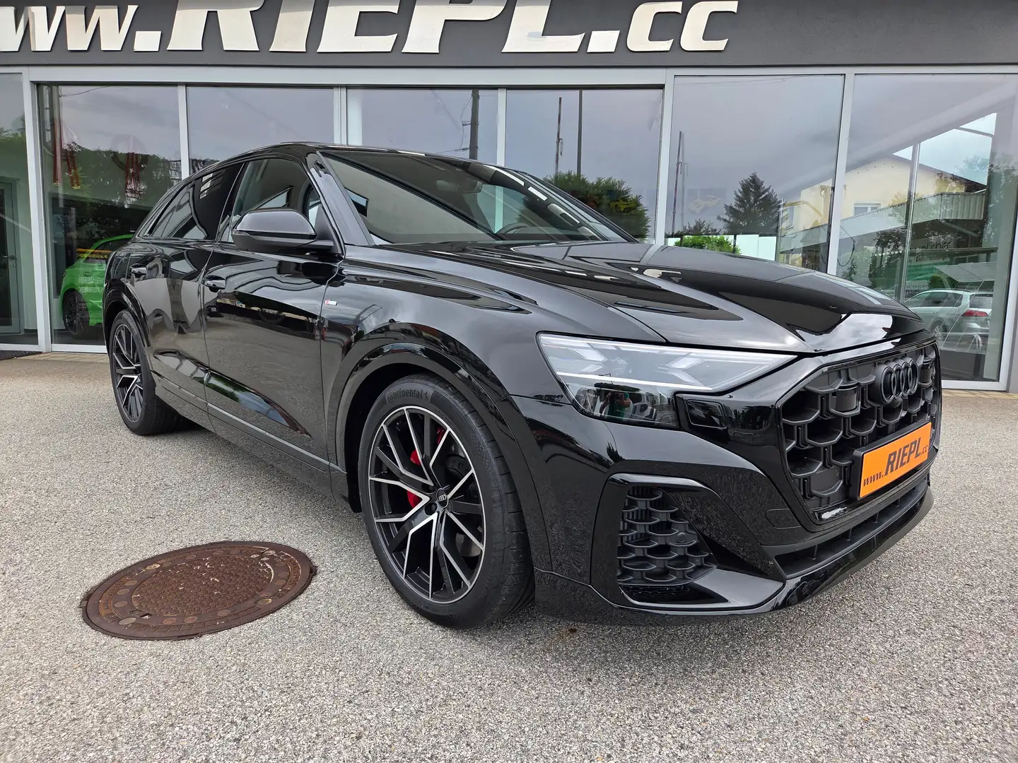 Audi Q8 VOLL Pano Assistenten Matrix AHK Luft S-Line 22" Schwarz - 1