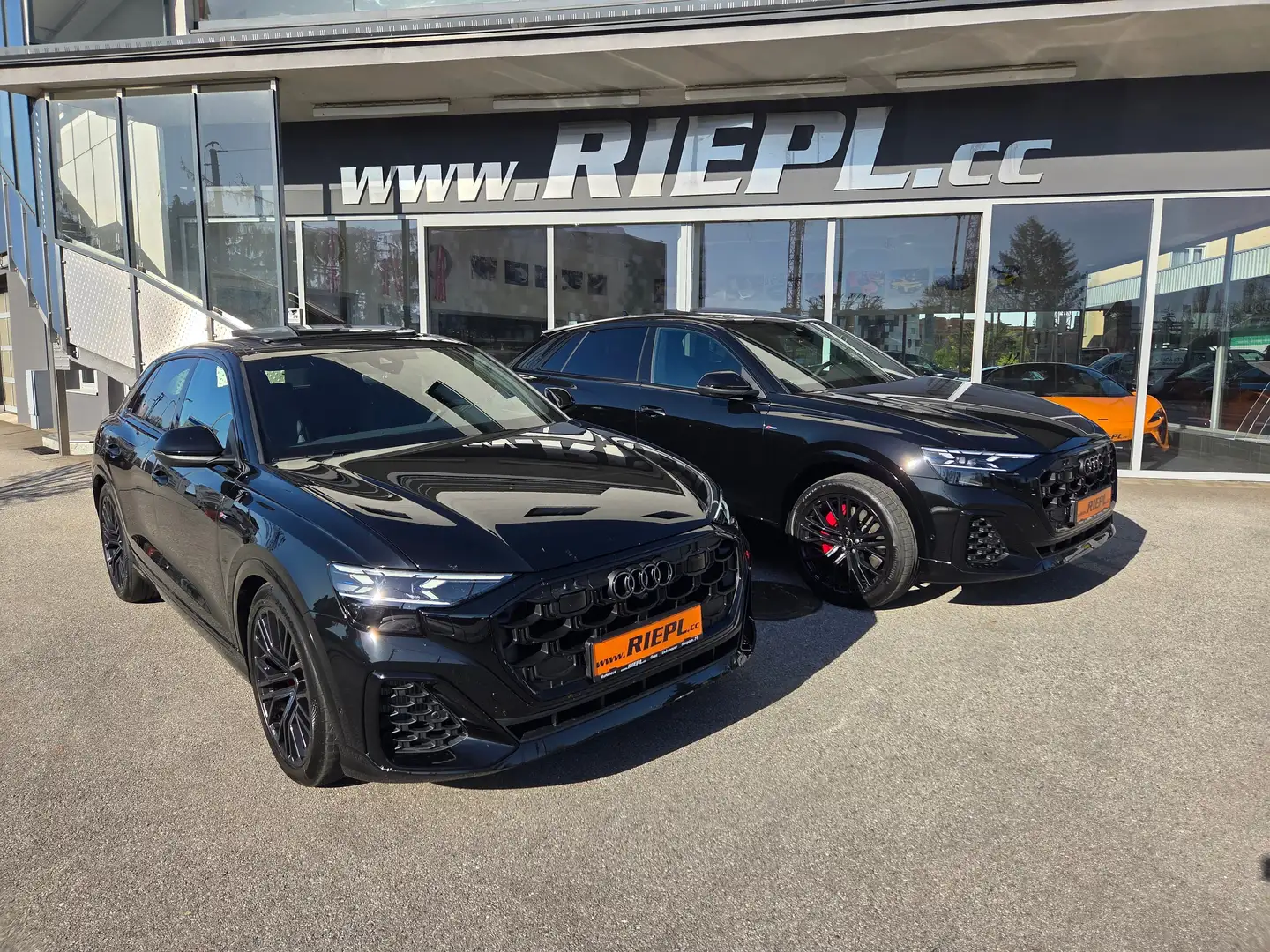 Audi Q8 VOLL Pano Assistenten Matrix AHK Luft S-Line 22" Schwarz - 1