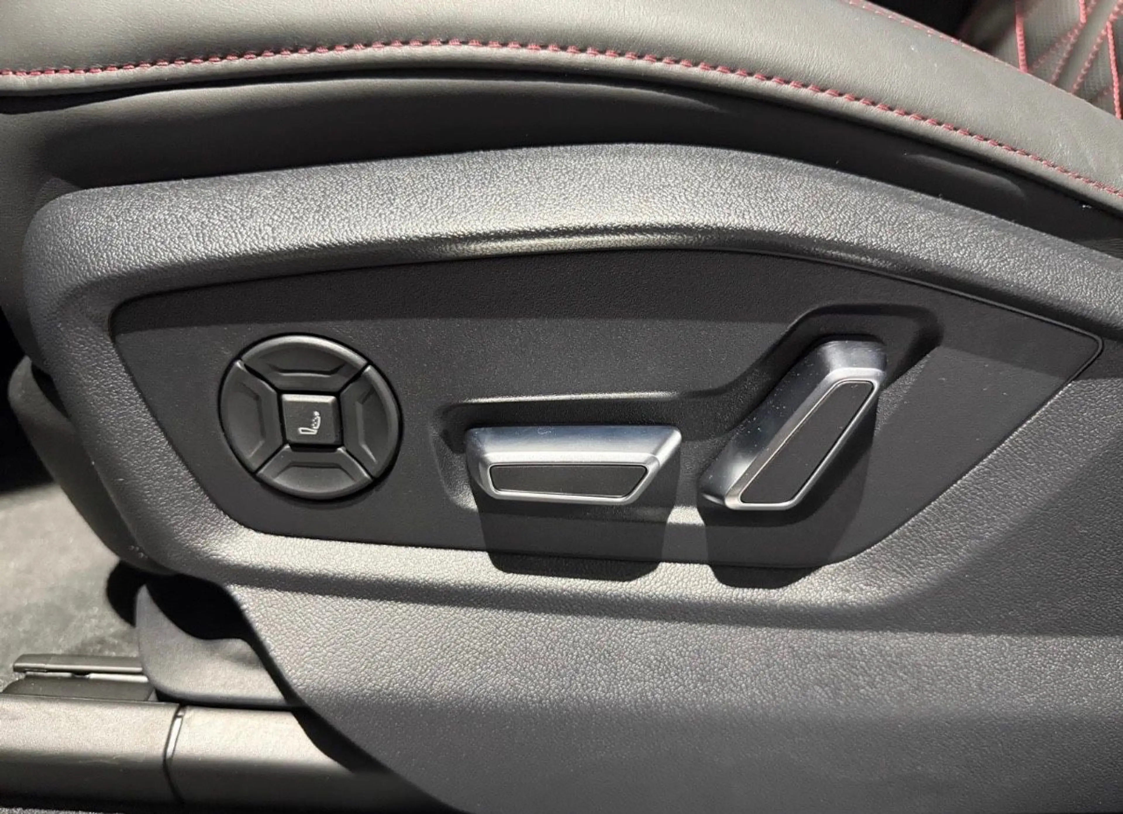 Audi SQ7 TFSI quattro tiptronic — photo 14