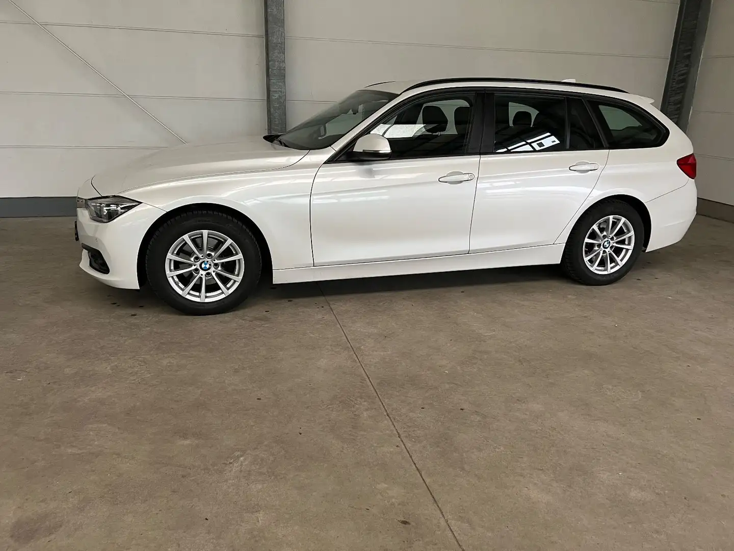 BMW 320 iTouring Advantage Aut+PDC+LED+Connected+Navi Weiß - 2