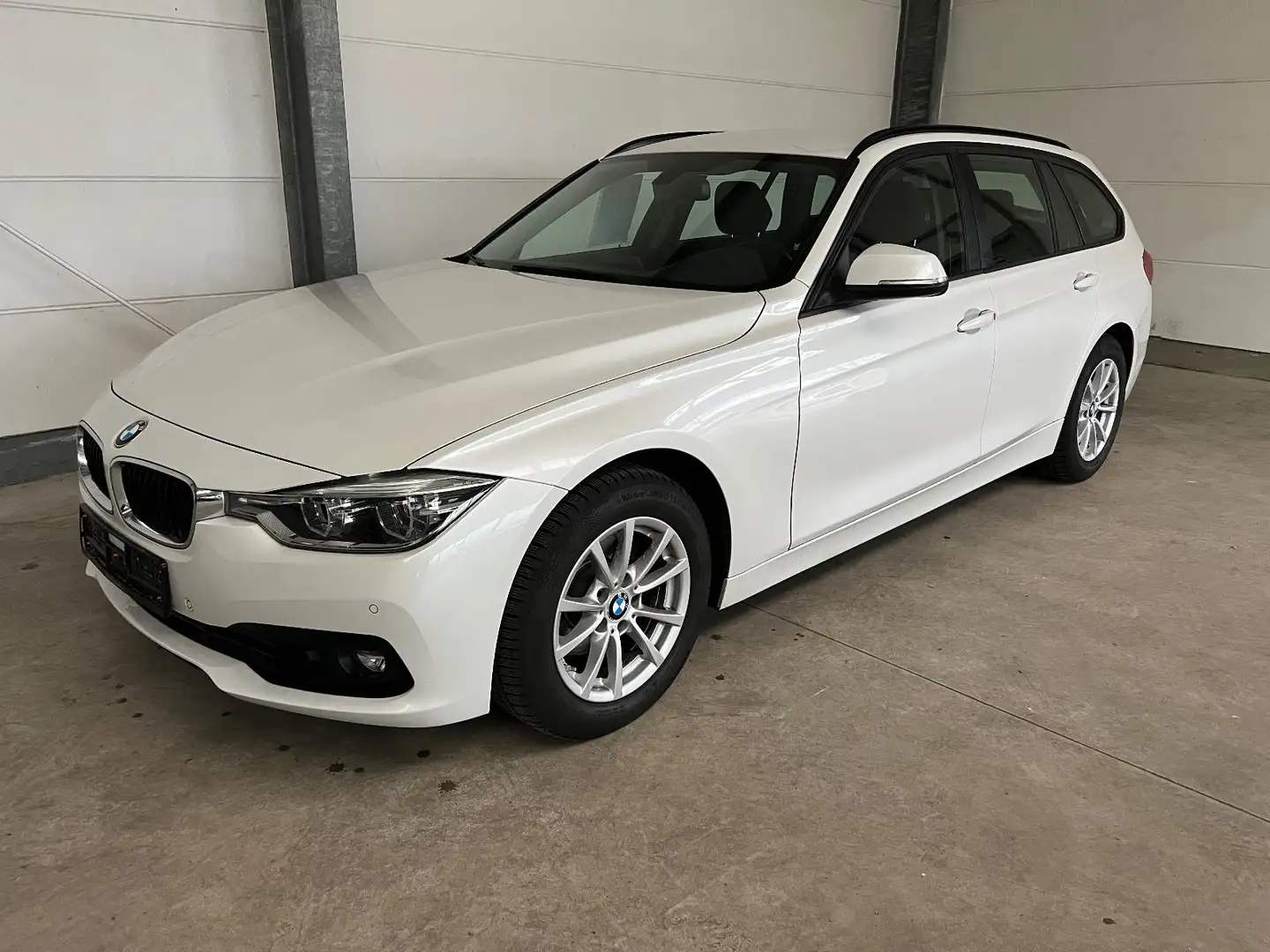 BMW 320 iTouring Advantage Aut+PDC+LED+Connected+Navi Weiß - 1