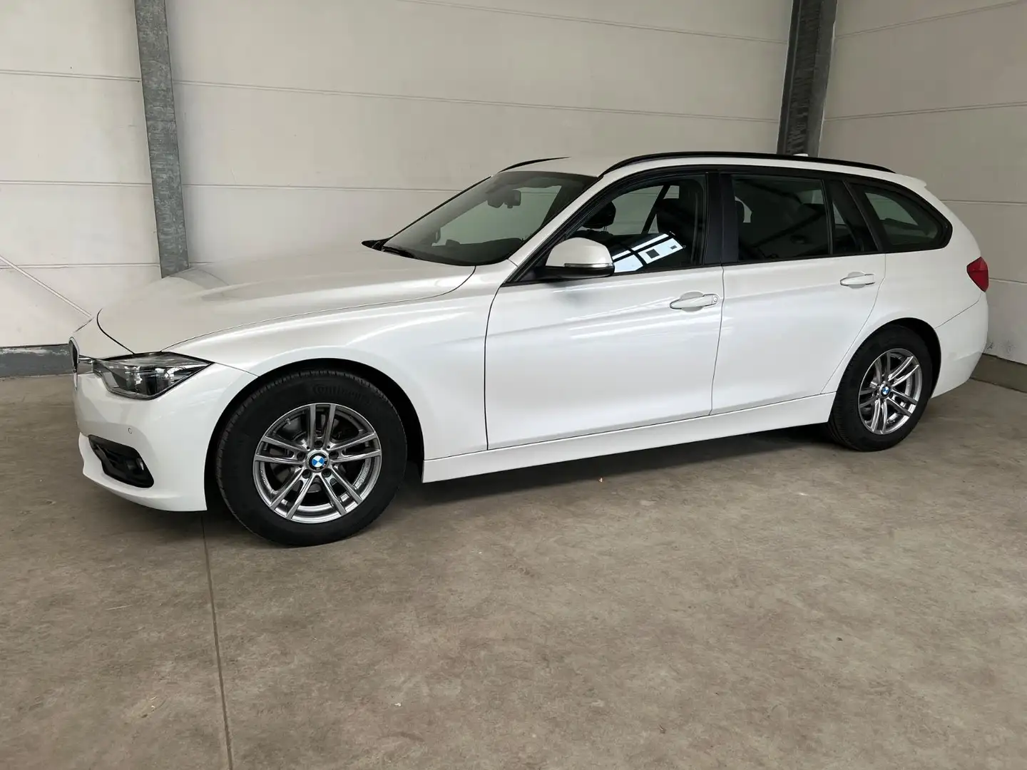 BMW 320 iTouring Advantage Aut+PDC+LED+Connected+Navi Weiß - 2