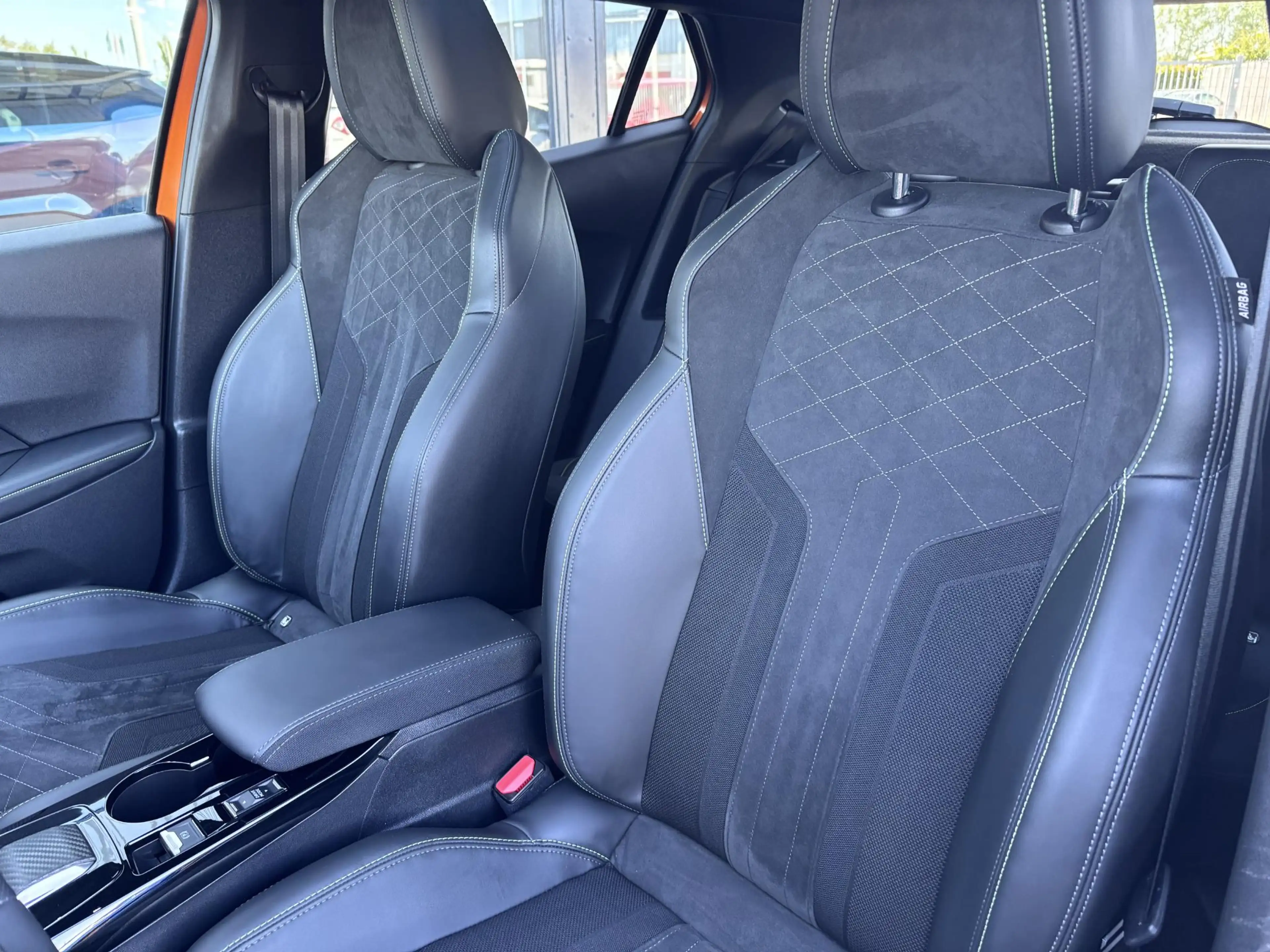 Peugeot e-2008 EV GT Pack 50 kWh Panorama/Trekhaak — photo 12
