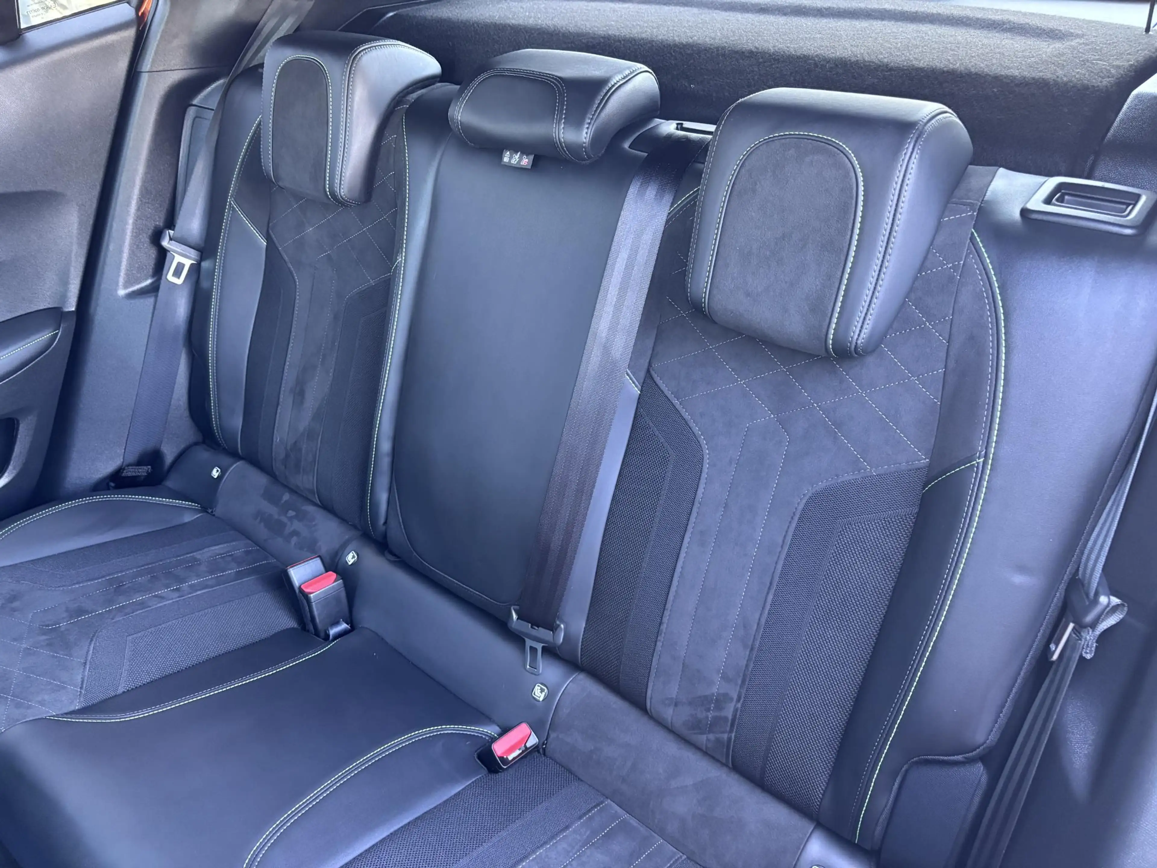 Peugeot e-2008 EV GT Pack 50 kWh Panorama/Trekhaak — photo 11