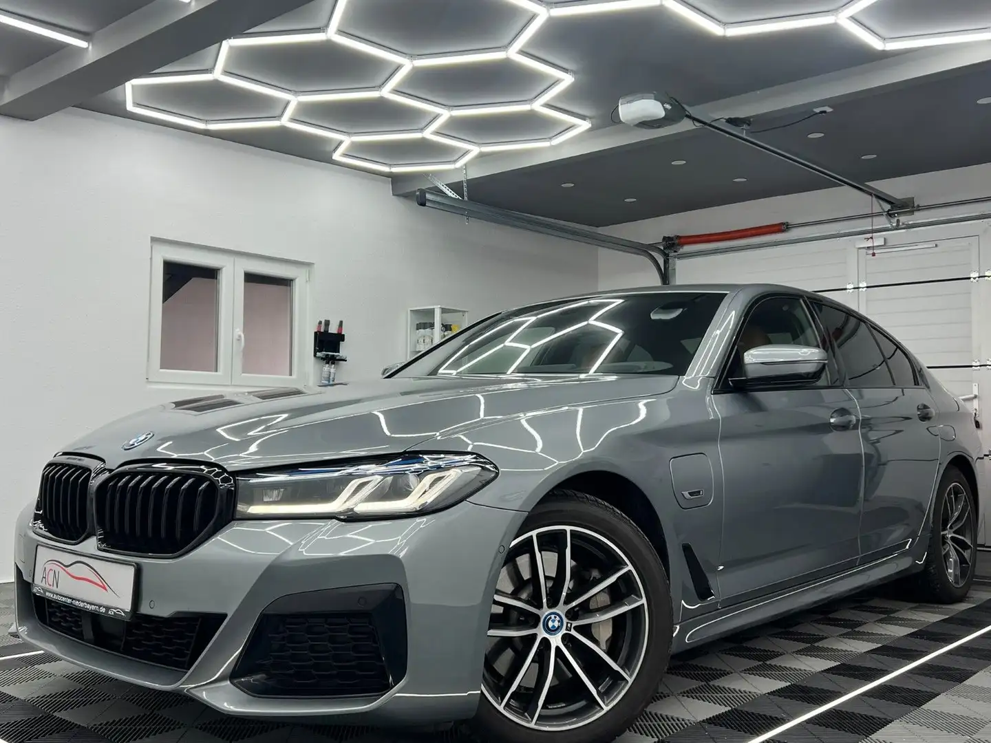 BMW 530 e M SPORT Lim/LASER/HuD/DRIVING+/LIVE CP/19% Grau - 2