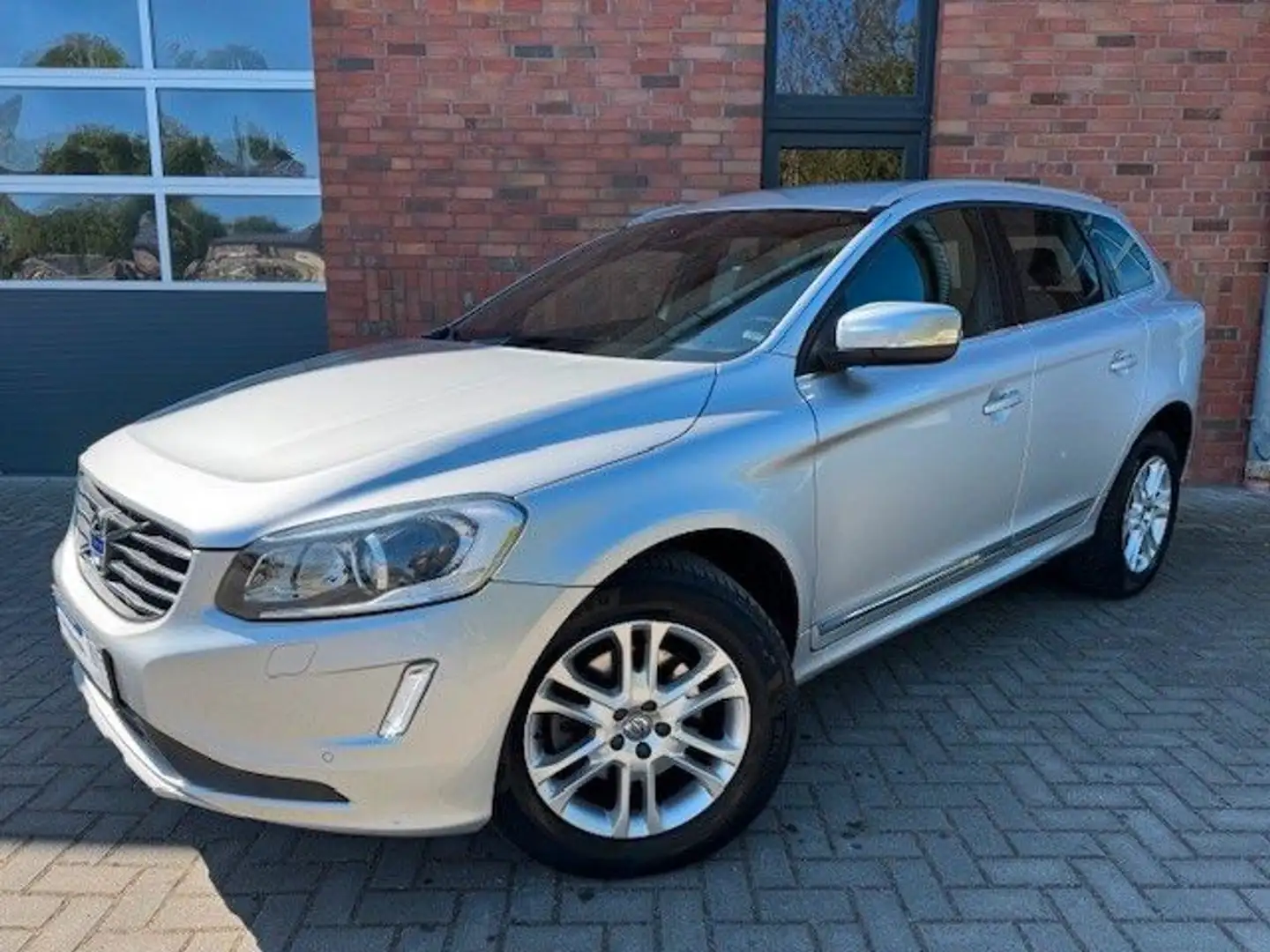 Volvo XC60 2.0D4 190PS 2WD AUT,LEDER,KAM,XENON,SUMMUM Silber - 2