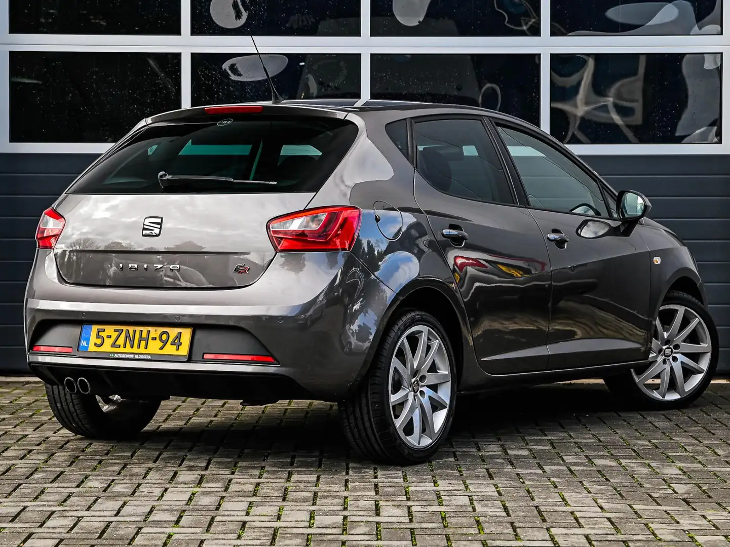 SEAT Ibiza 1.2 TSI FR Dynamic | Navi | Xenon | PDC | Climate Grijs - 2