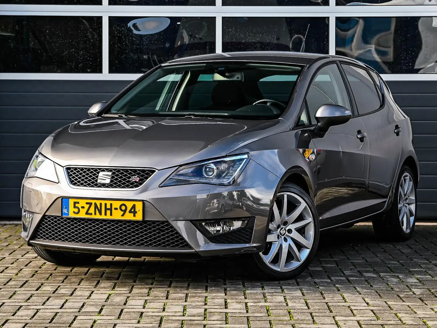 SEAT Ibiza 1.2 TSI FR Dynamic | Navi | Xenon | PDC | Climate Grijs - 1