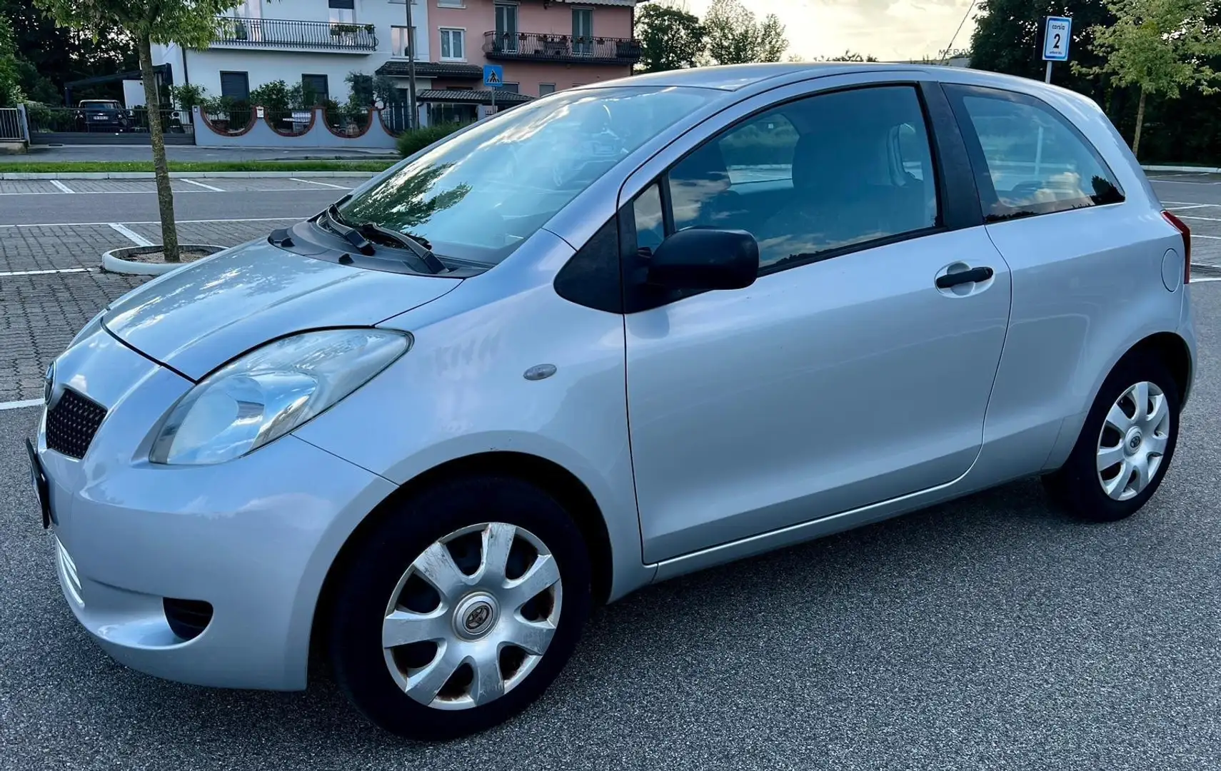 Toyota Yaris 3p 1.0 Navi Argintiu - 2