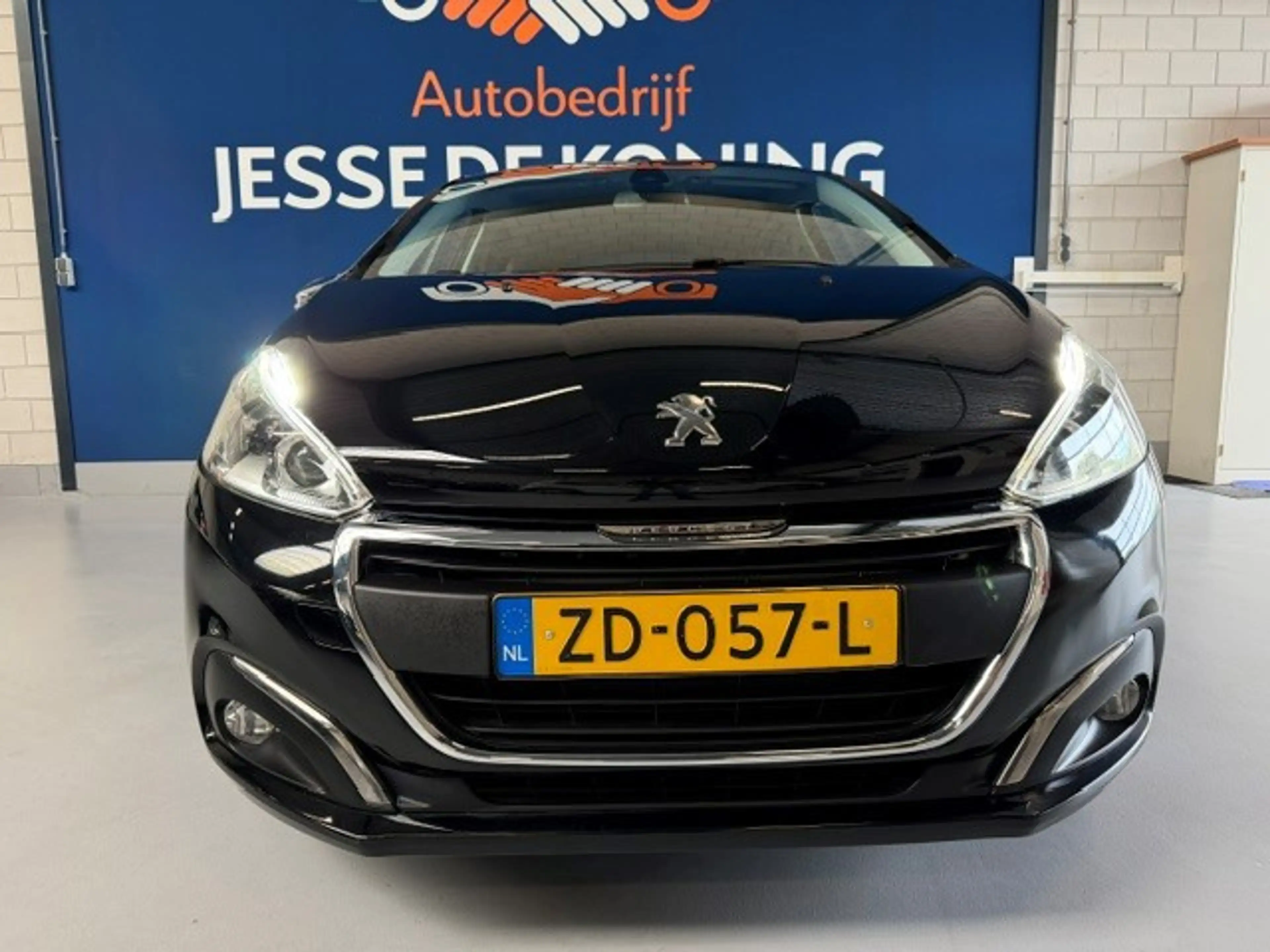 Peugeot 208 1.2 PureTech Signature / bj.2019 / kleur: zwart/ n — photo 9