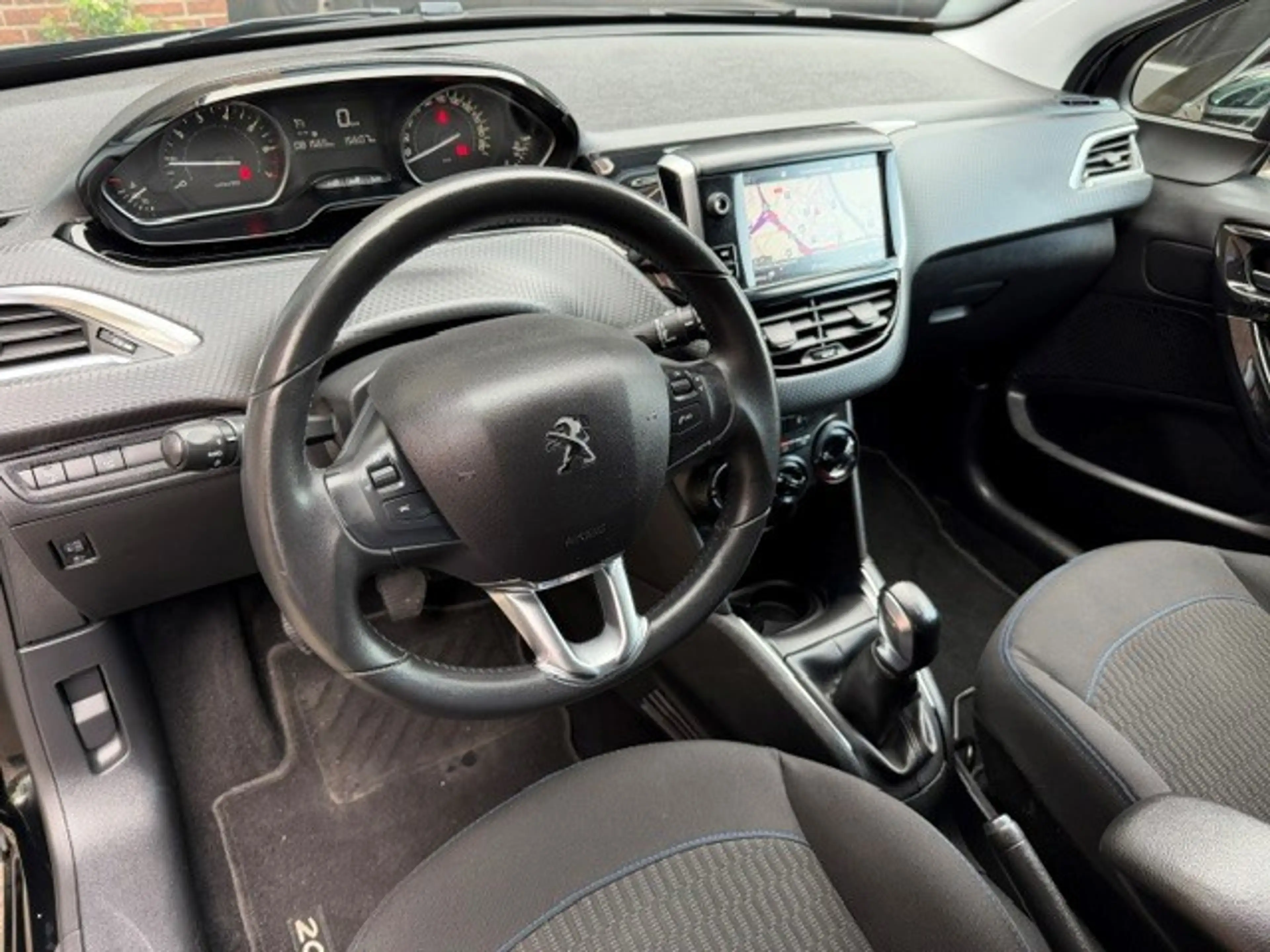 Peugeot 208 1.2 PureTech Signature / bj.2019 / kleur: zwart/ n — photo 6