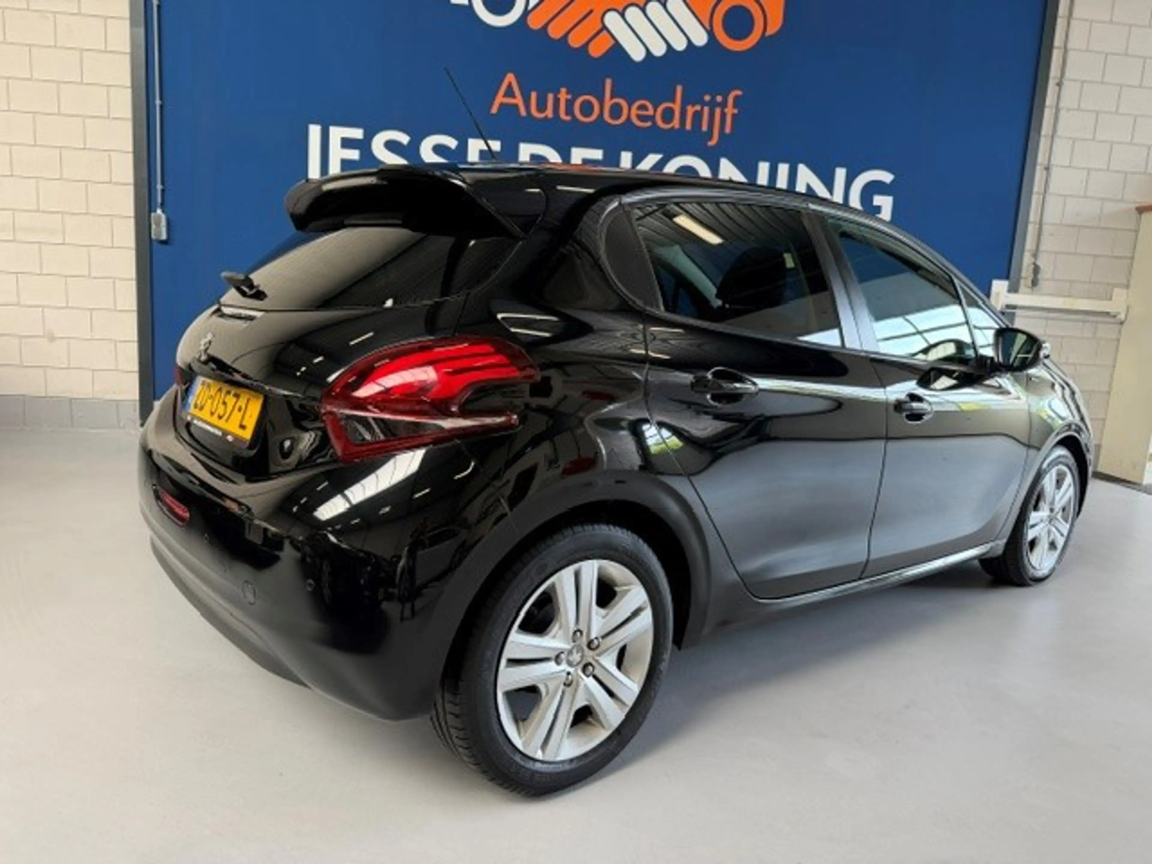 Peugeot 208 1.2 PureTech Signature / bj.2019 / kleur: zwart/ n — photo 4