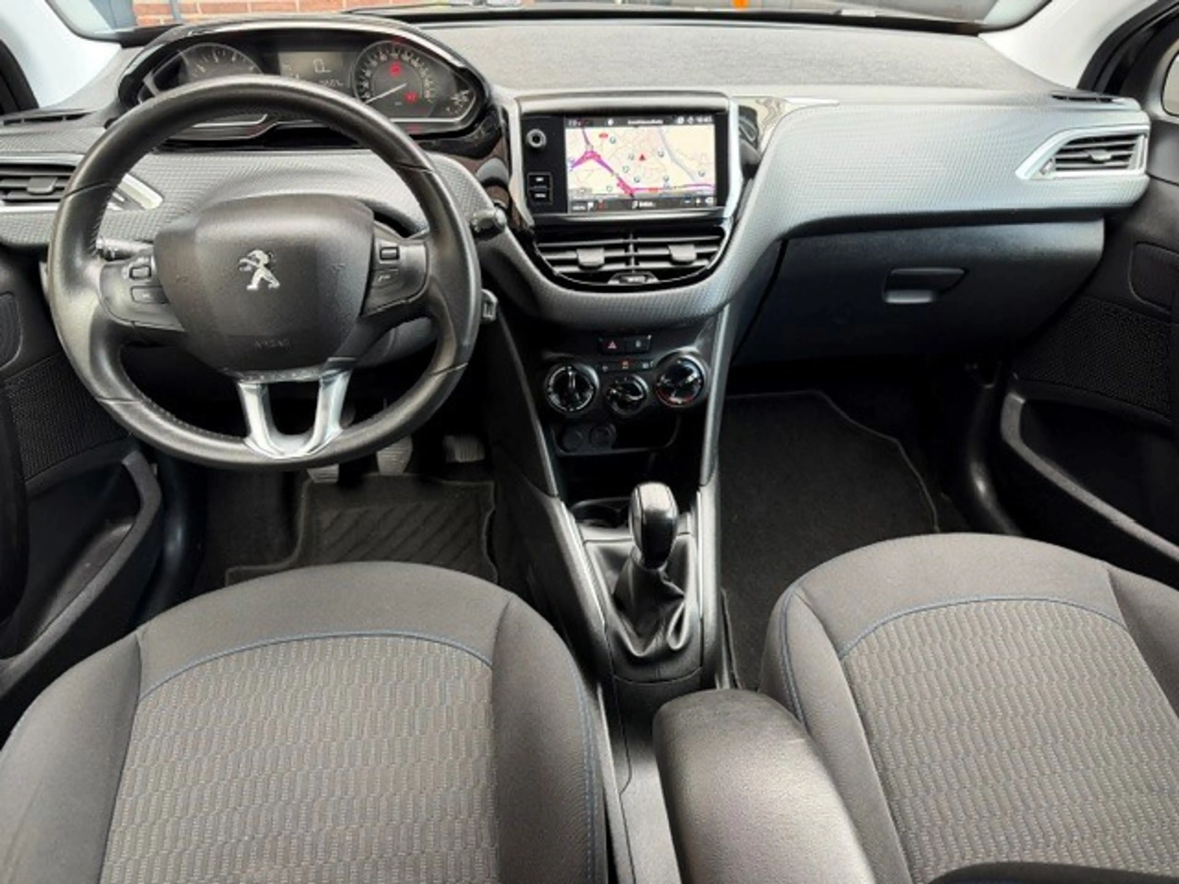 Peugeot 208 1.2 PureTech Signature / bj.2019 / kleur: zwart/ n — photo 5
