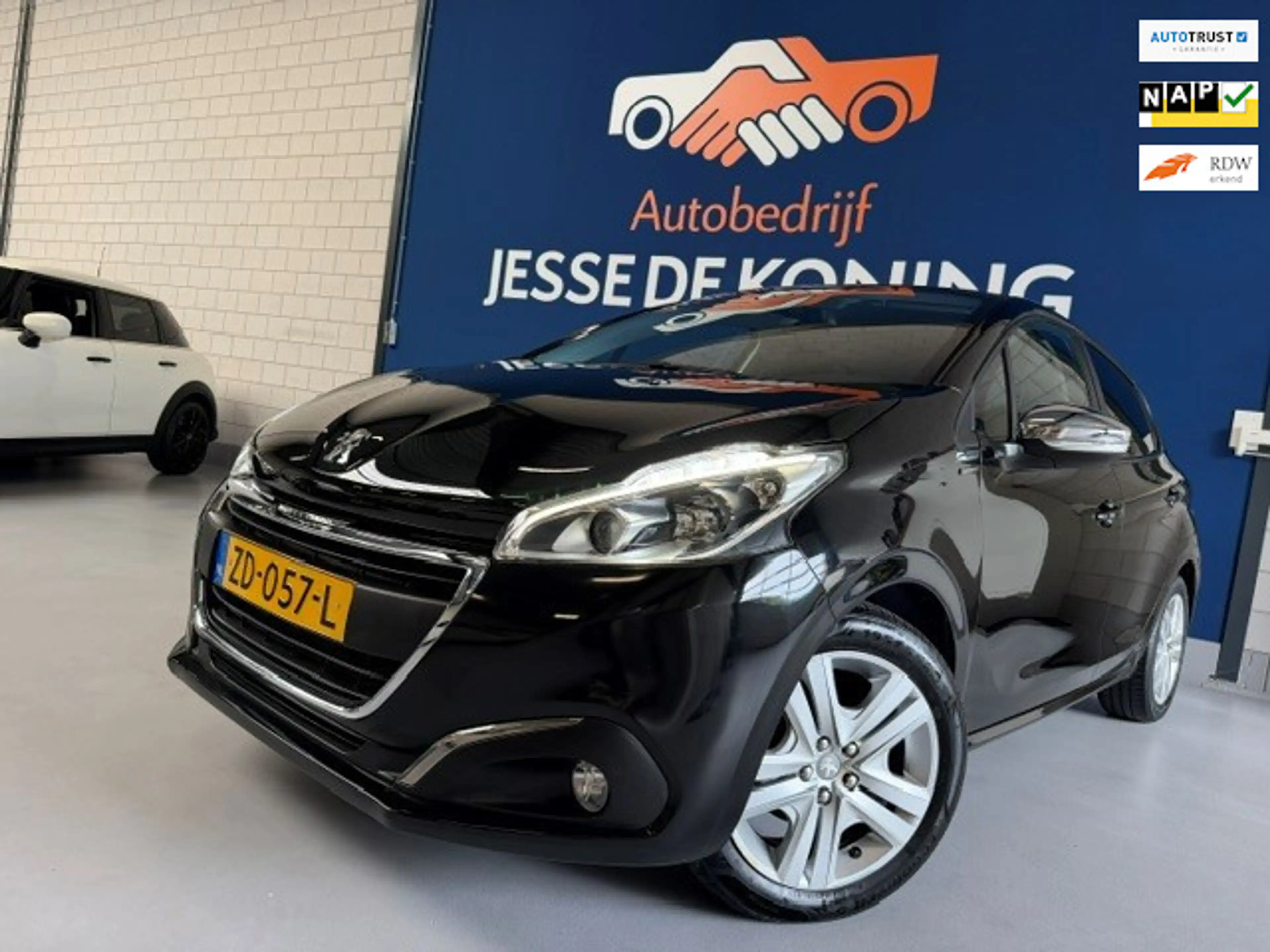 Peugeot 208 1.2 PureTech Signature / bj.2019 / kleur: zwart/ n