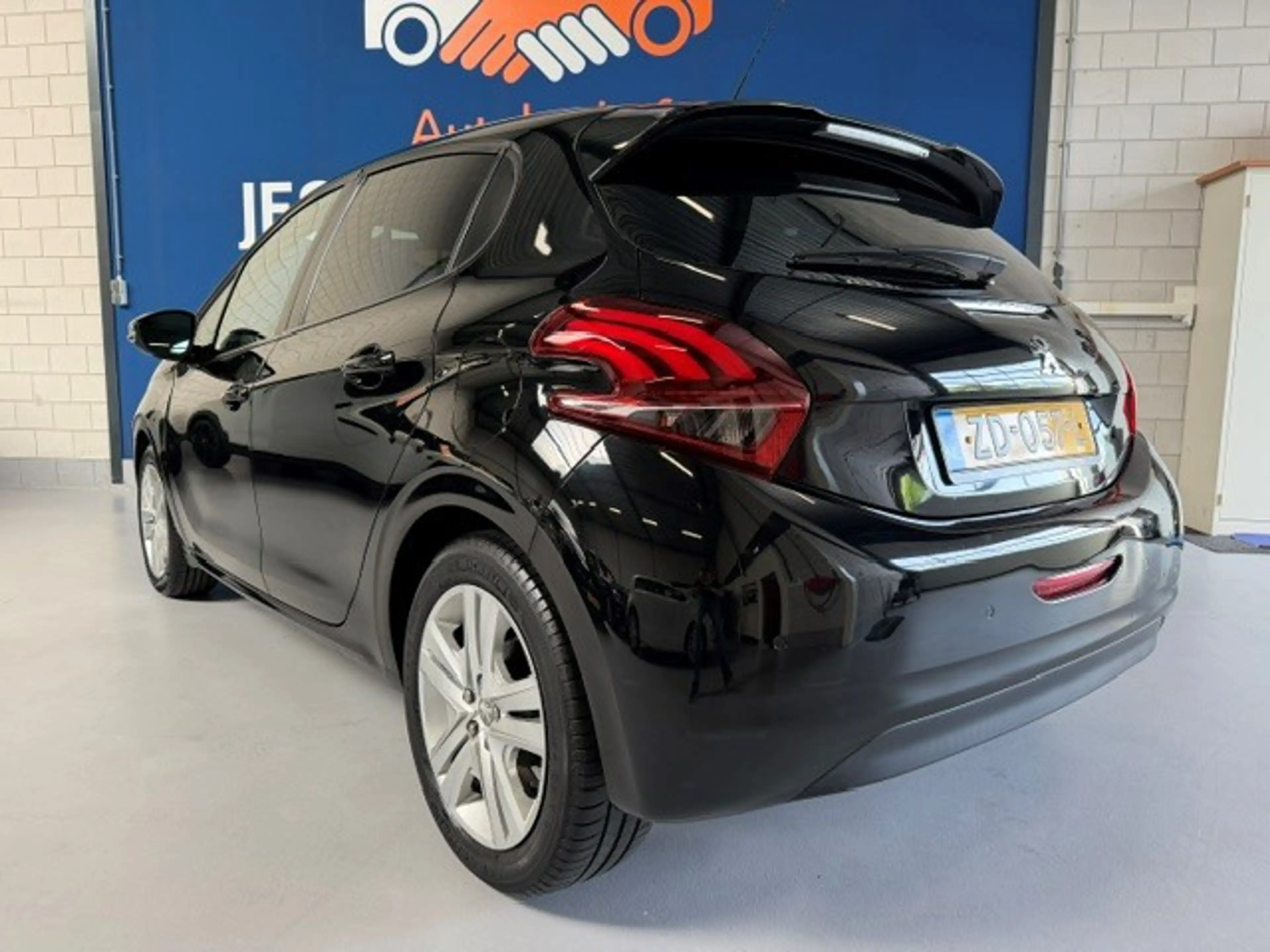 Peugeot 208 1.2 PureTech Signature / bj.2019 / kleur: zwart/ n — photo 3