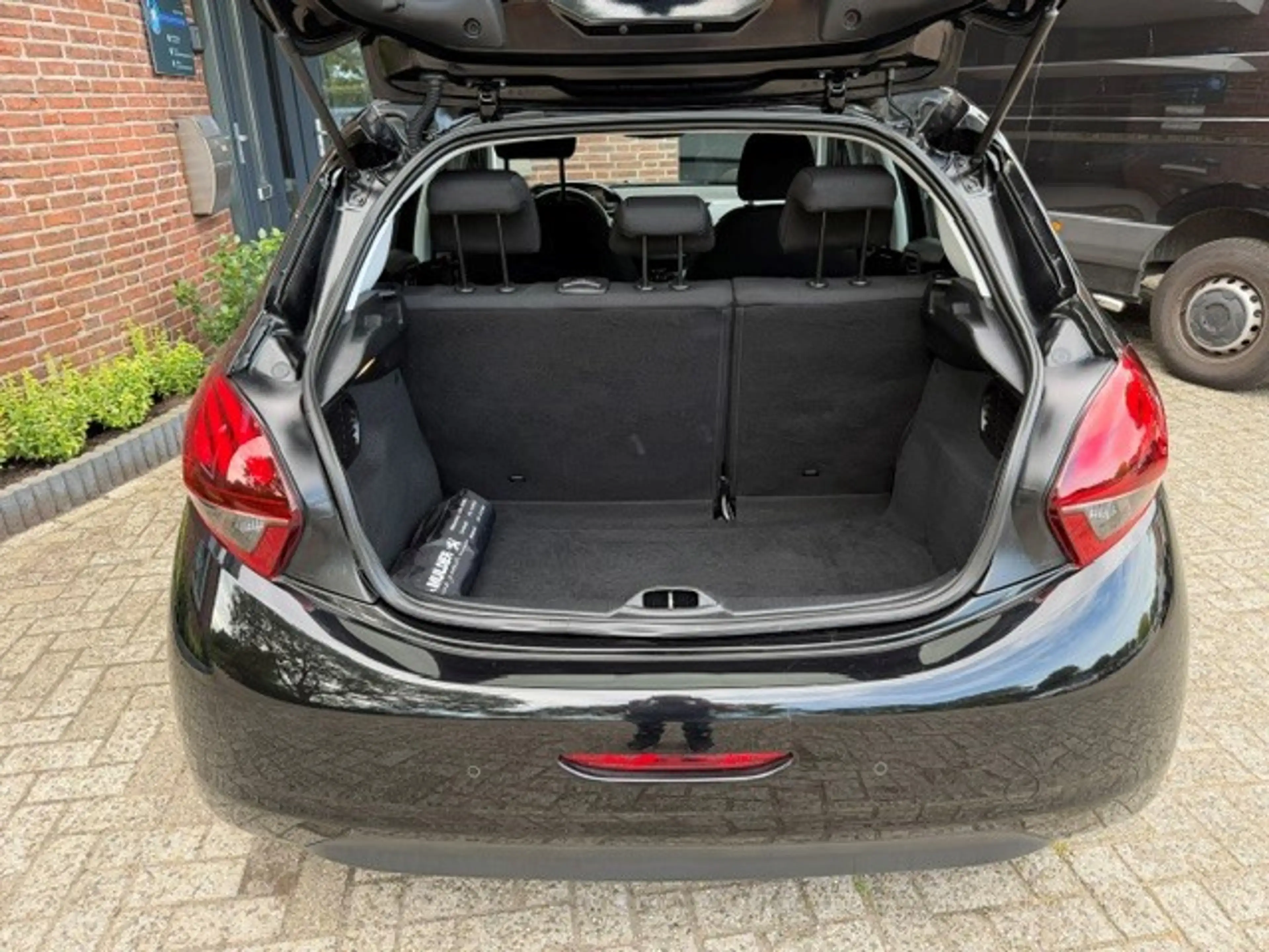 Peugeot 208 1.2 PureTech Signature / bj.2019 / kleur: zwart/ n — photo 11