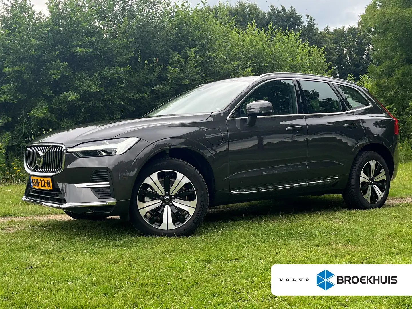 Volvo XC60 2.0 T6 Plug-in hybrid AWD Essential Edition Bright Grijs - 1