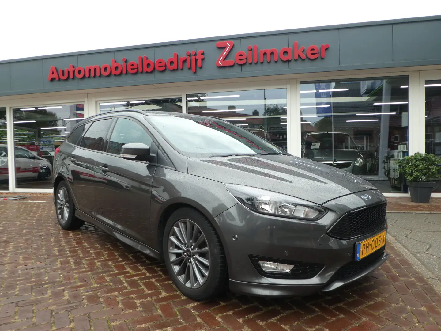Ford Focus Wagon 1.5 TDCI ST-Line Automaat Grijs - 1