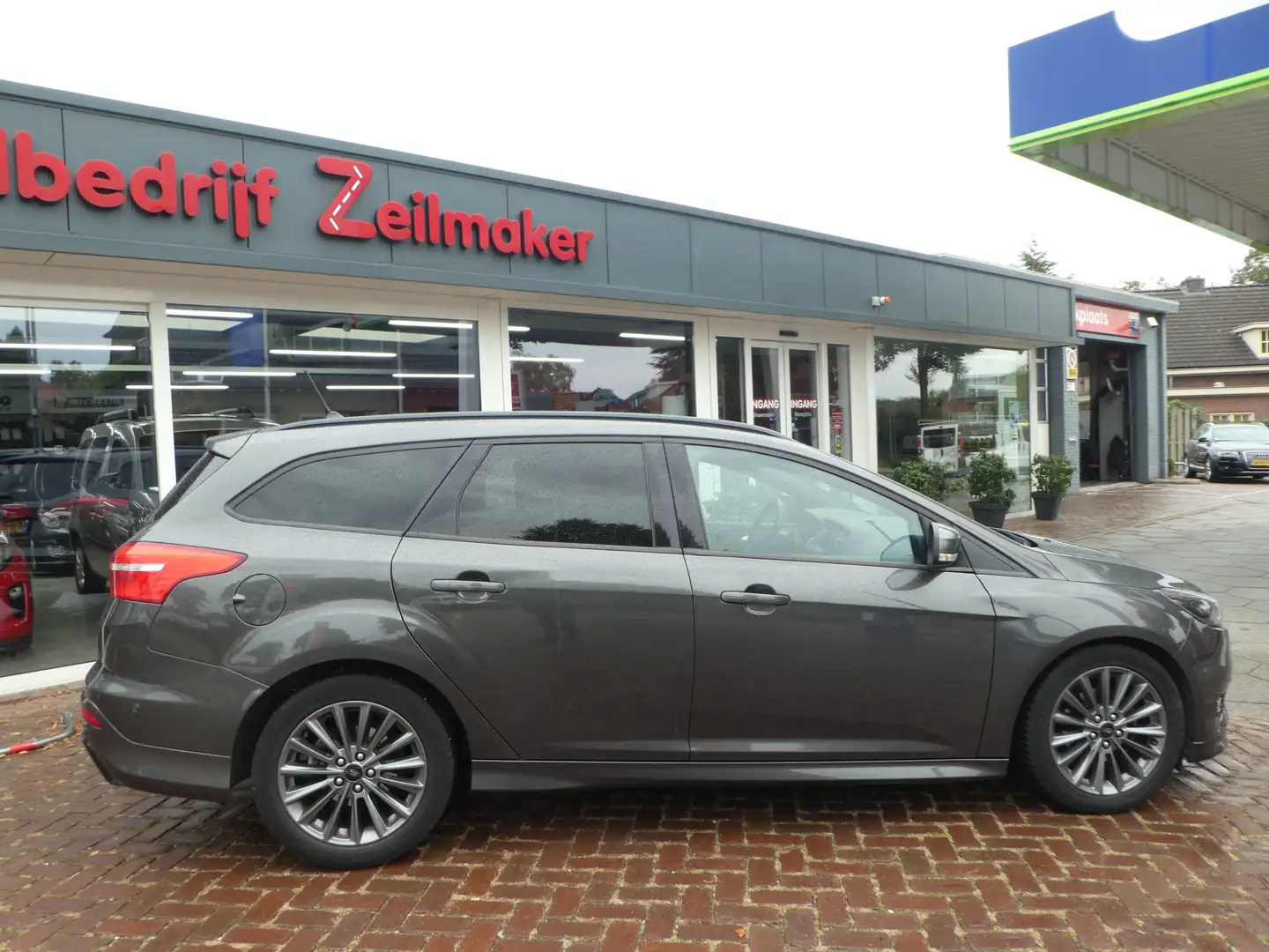 Ford Focus Wagon 1.5 TDCI ST-Line Automaat Grijs - 2