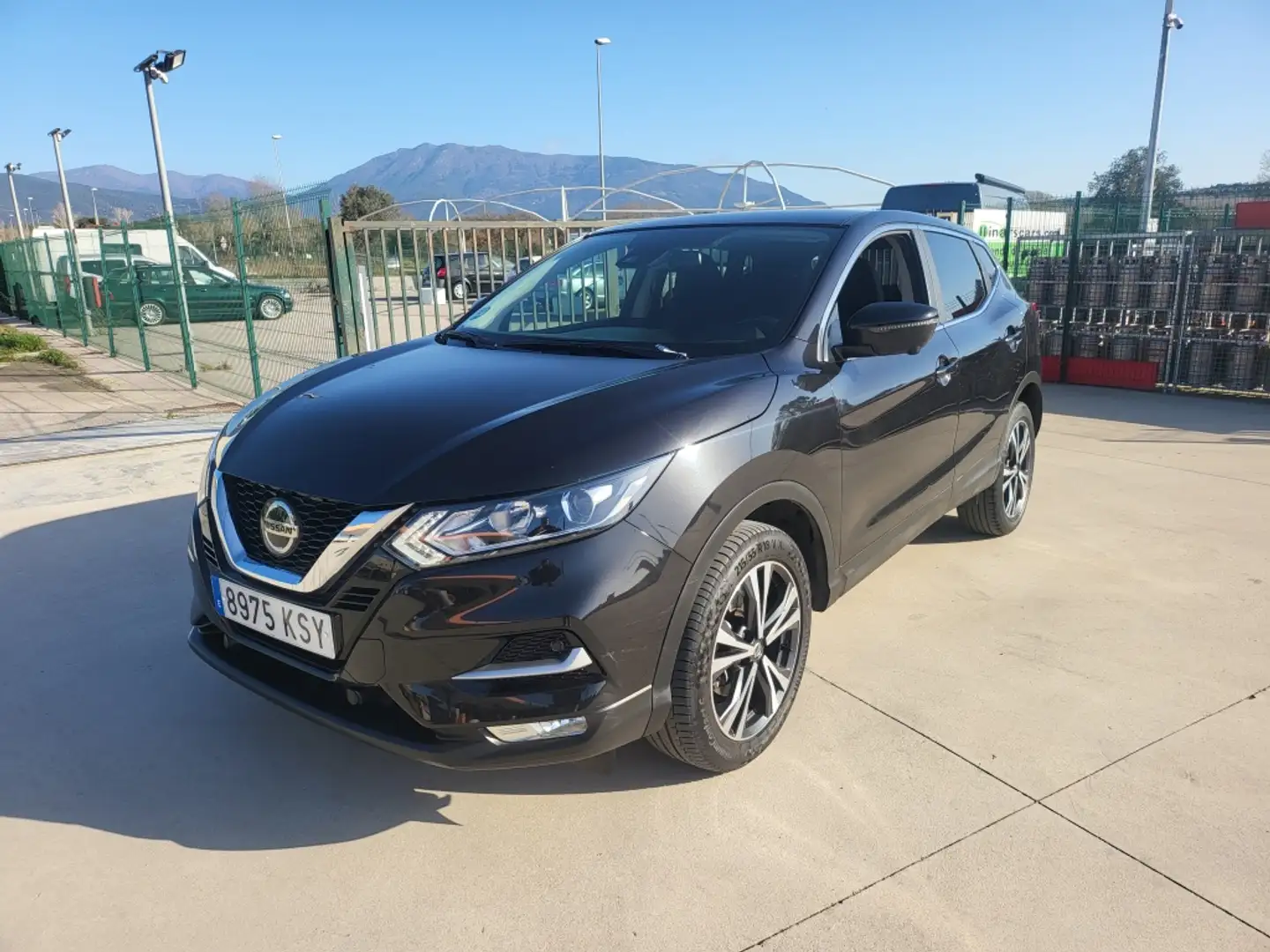 Nissan Qashqai 1.3 DIG-T N-Connecta 4x2 103kW Schwarz - 1