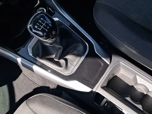Volkswagen T-Roc view 11