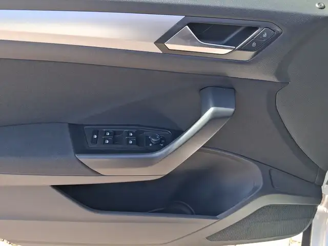 Volkswagen T-Roc view 8