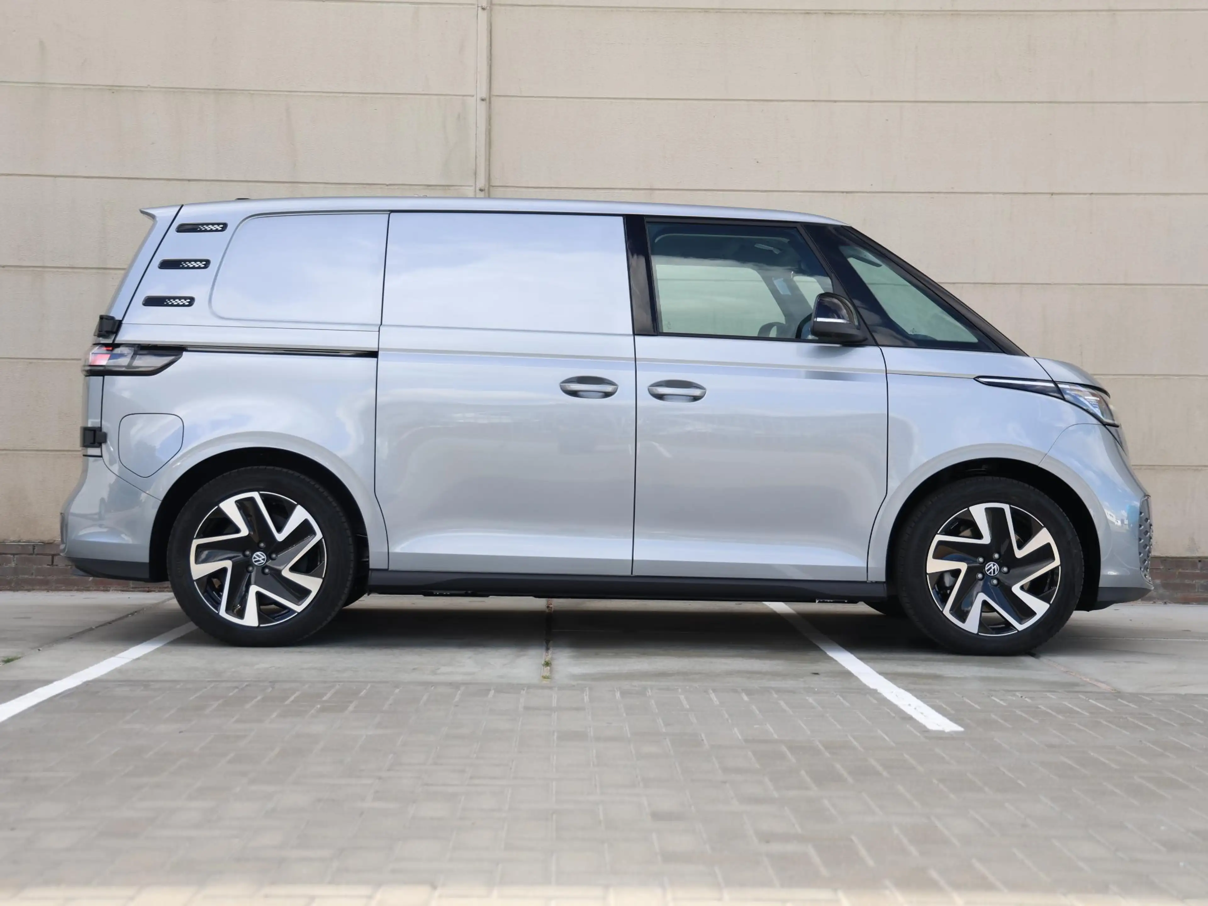 Volkswagen ID. Buzz Cargo Bulli Limited Edition Elektromotor 210 kW (286 pk) — photo 2