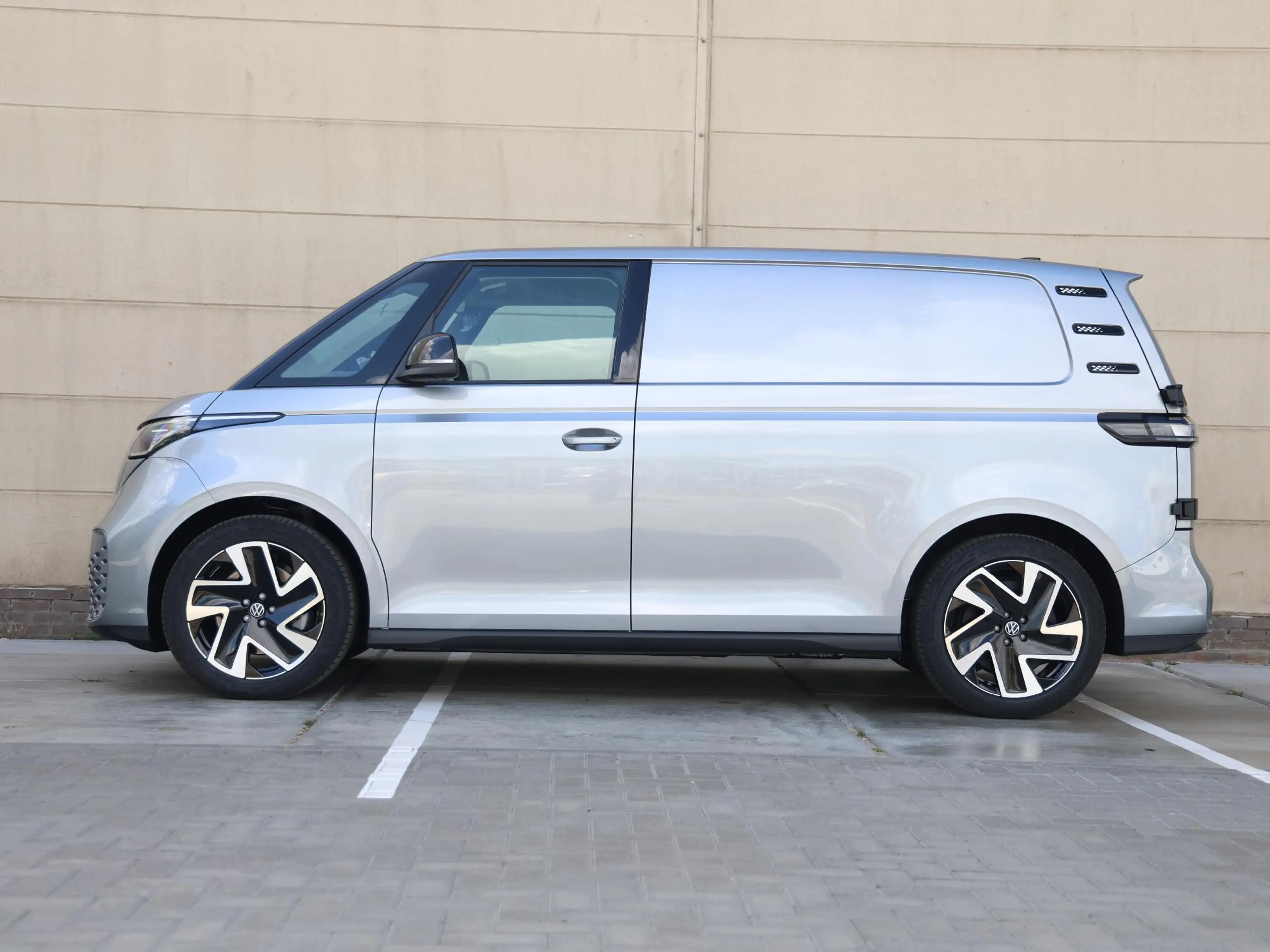 Volkswagen ID. Buzz Cargo Bulli Limited Edition Elektromotor 210 kW (286 pk) — photo 10