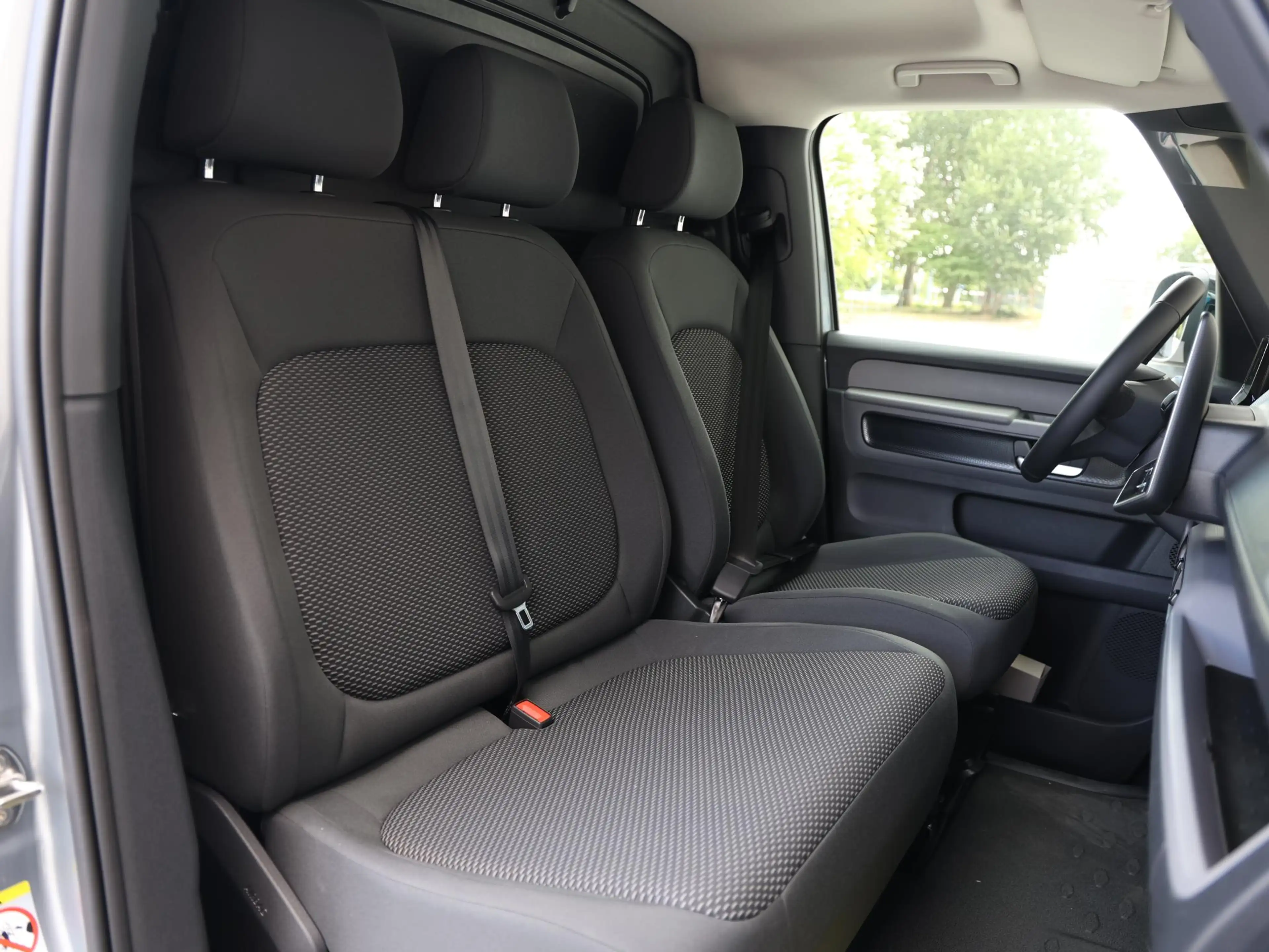 Volkswagen ID. Buzz Cargo Bulli Limited Edition Elektromotor 210 kW (286 pk) — photo 8