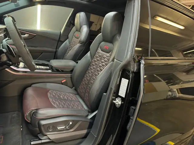 Audi RS Q8 view 5