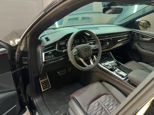 Audi RS Q8 view 6