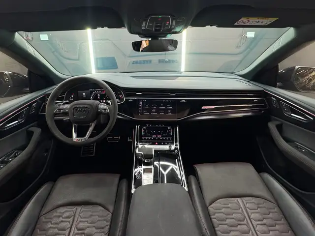 Audi RS Q8 view 4