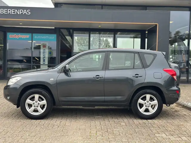 Toyota RAV4 view 11