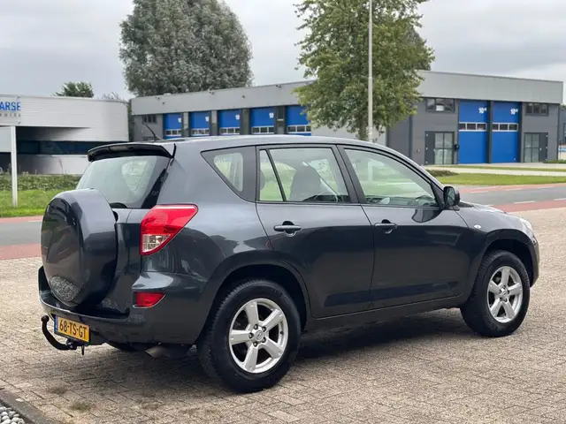 Toyota RAV4 view 9