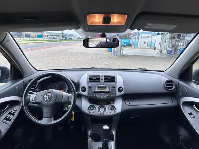 Toyota RAV4 view 3