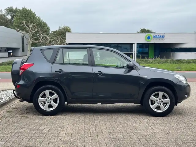 Toyota RAV4 view 8