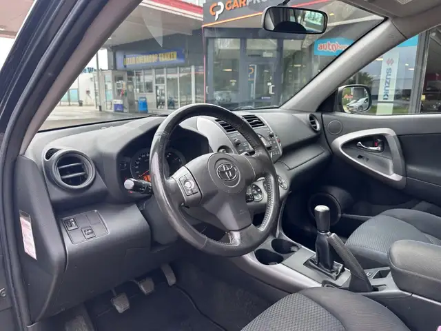 Toyota RAV4 view 13