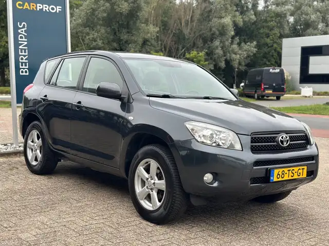 Toyota RAV4 view 7
