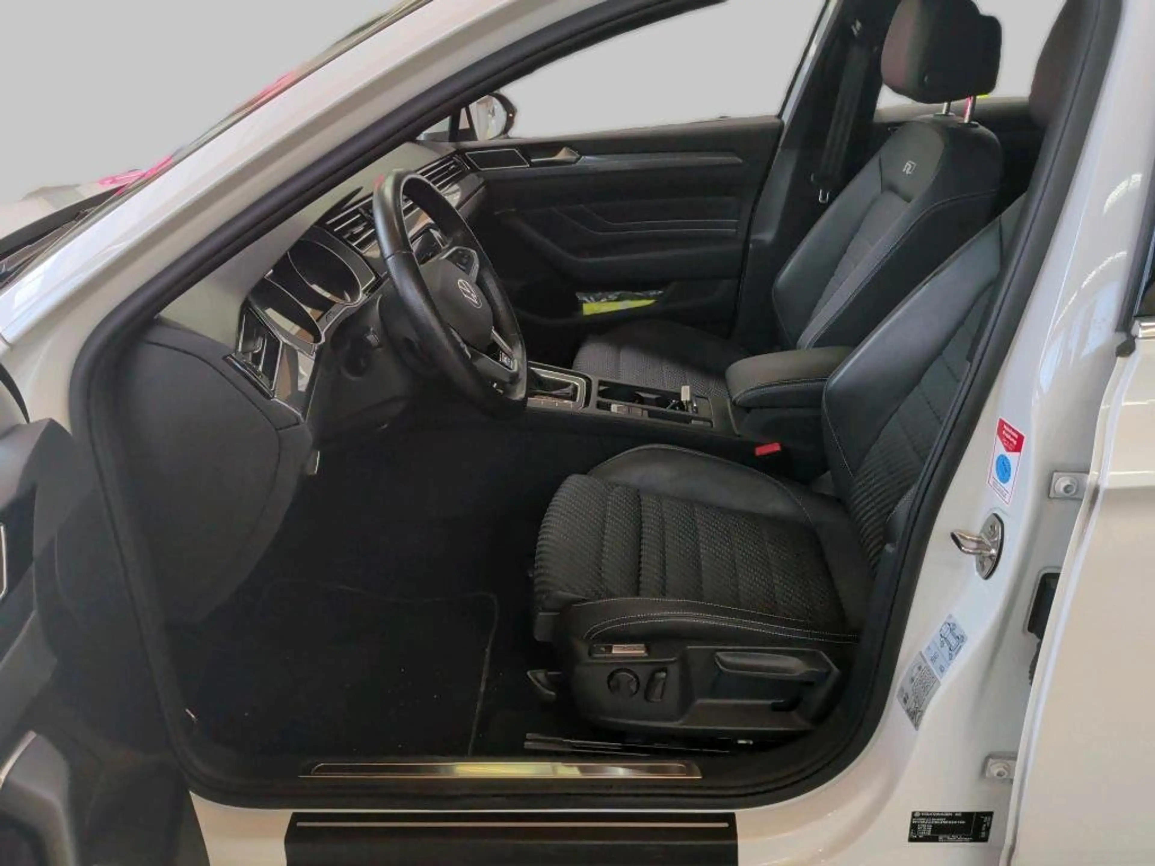 Volkswagen Passat Variant 2.0 TDI Business R-Line AHK — photo 9