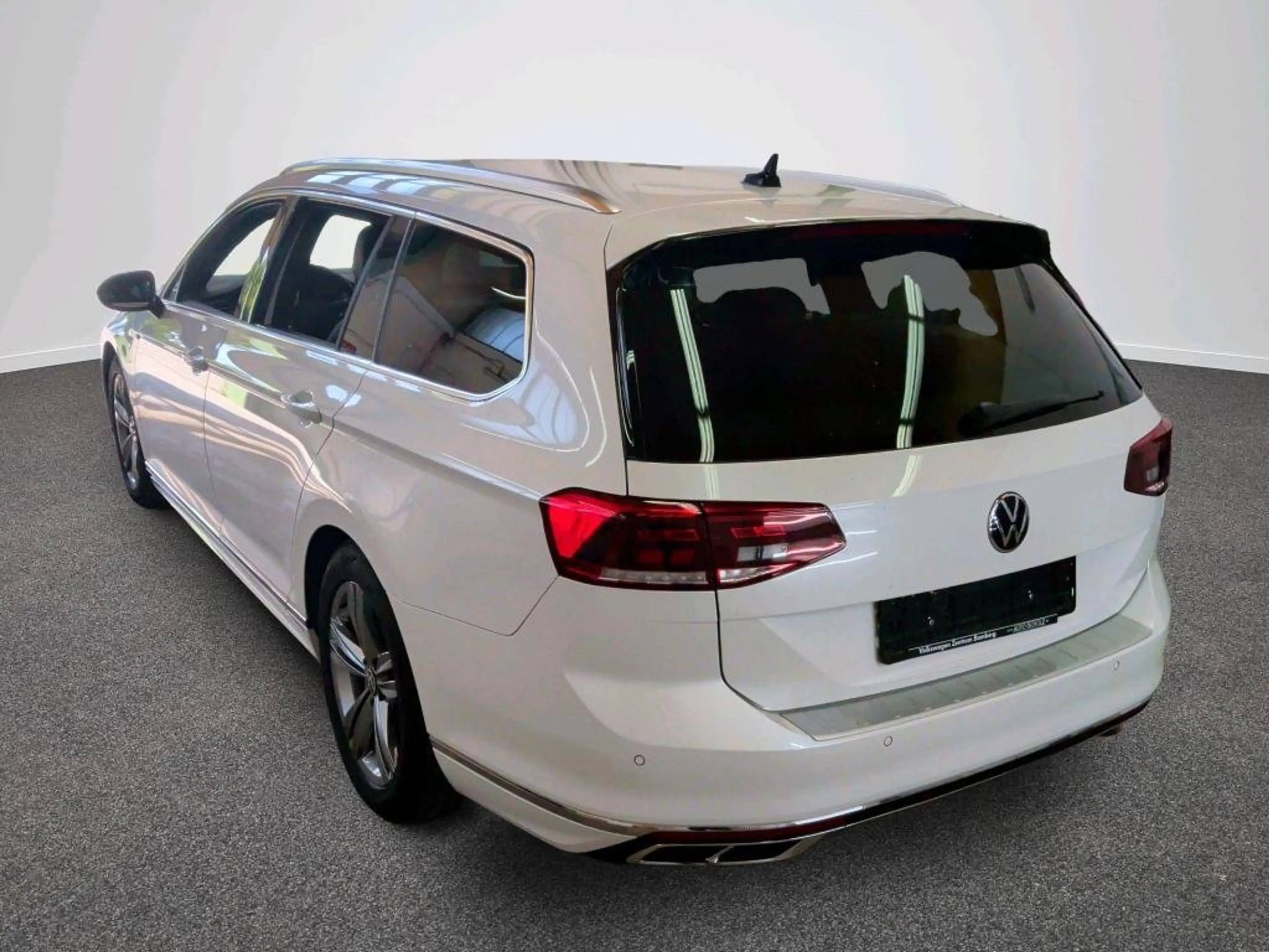 Volkswagen Passat Variant 2.0 TDI Business R-Line AHK — photo 5