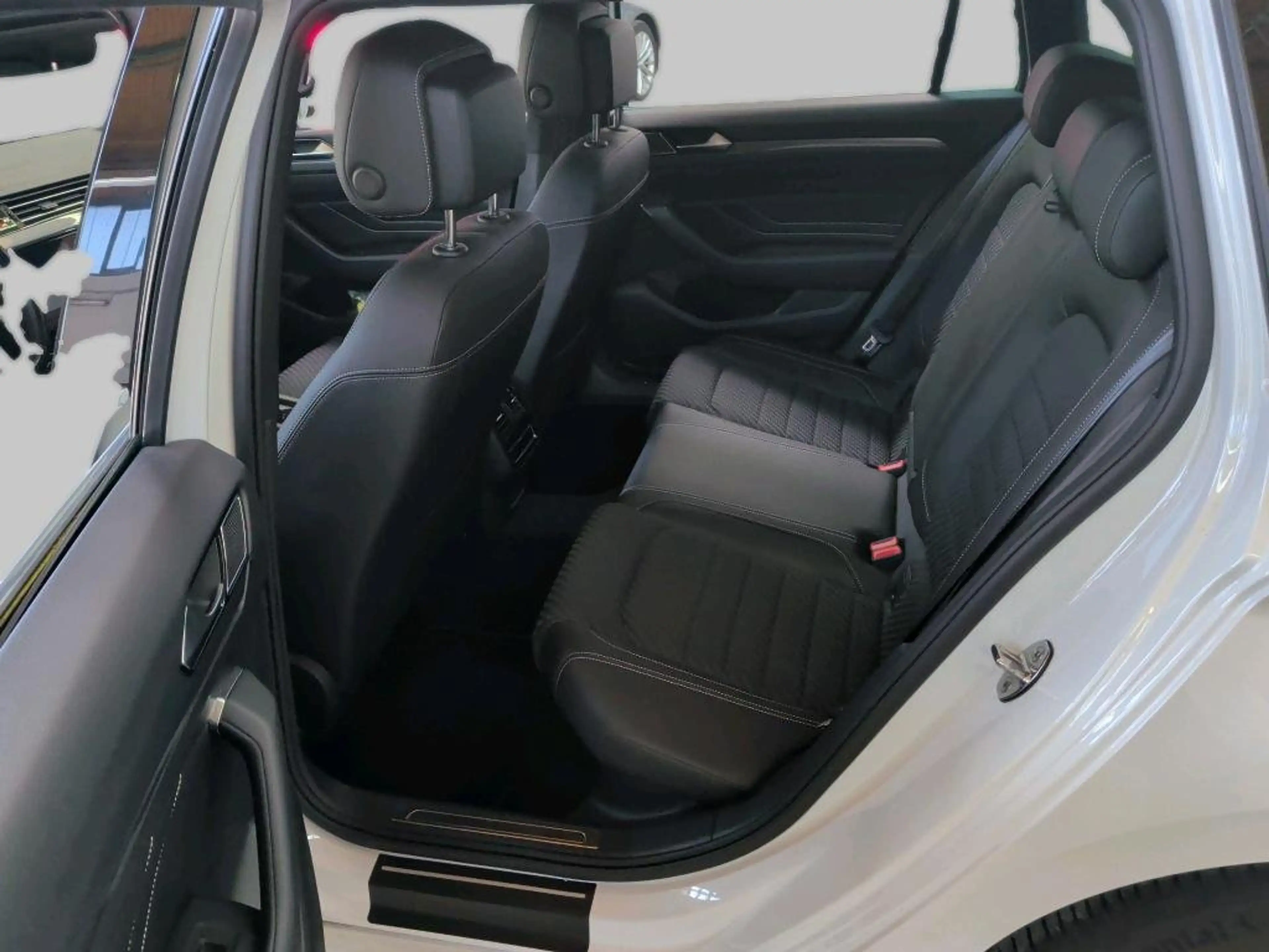 Volkswagen Passat Variant 2.0 TDI Business R-Line AHK — photo 11