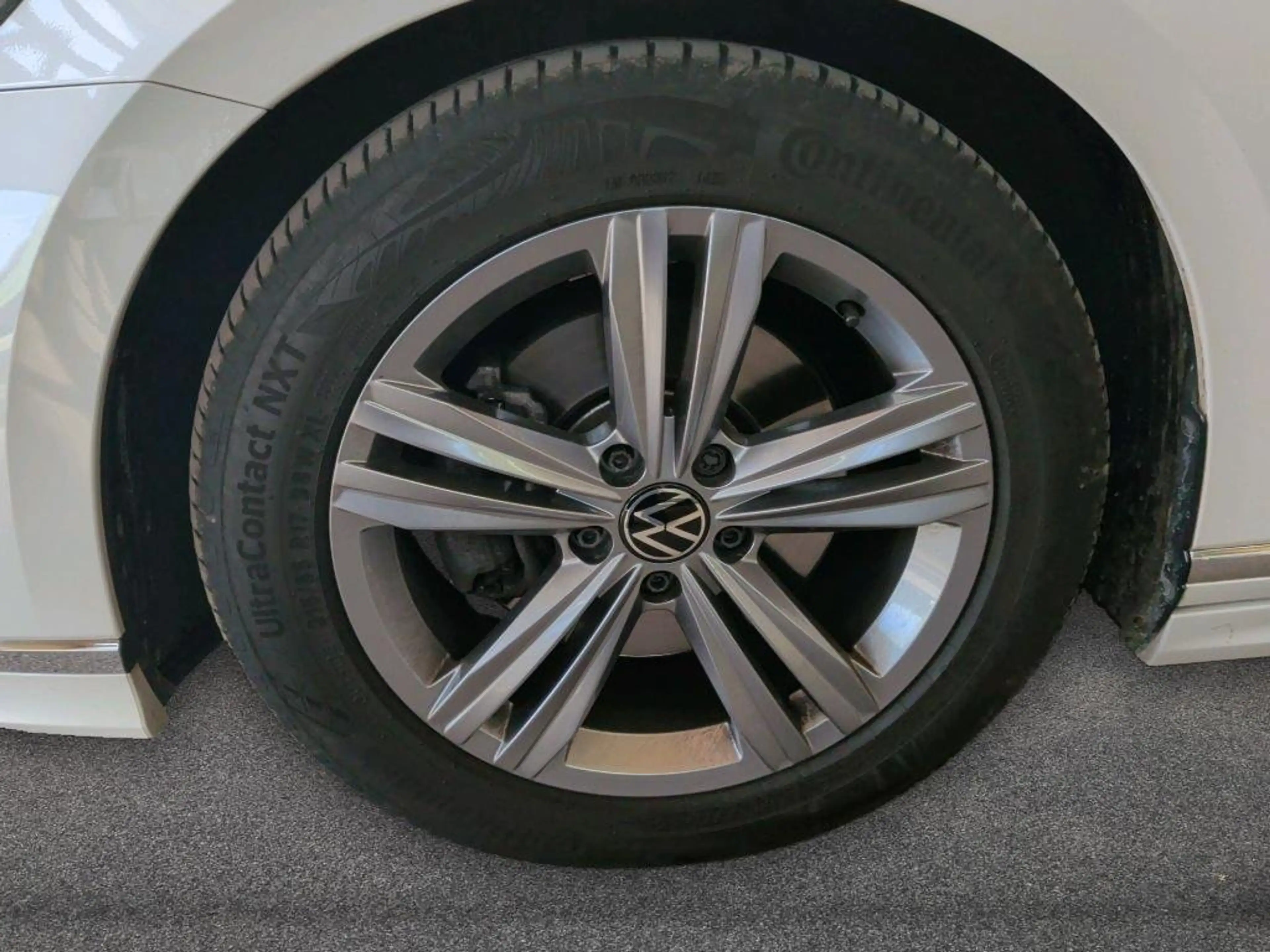 Volkswagen Passat Variant 2.0 TDI Business R-Line AHK — photo 12
