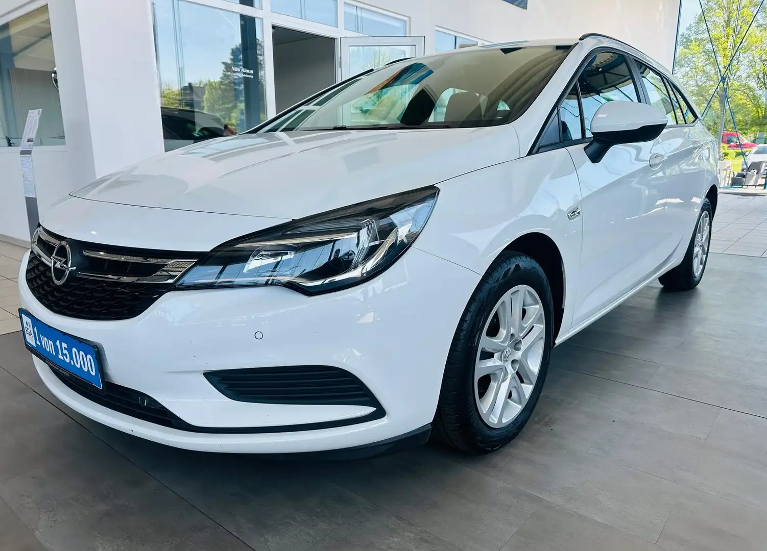 Opel Astra Sports Tourer 1.4 Aut. Navi PDC v+h Weiß - 1