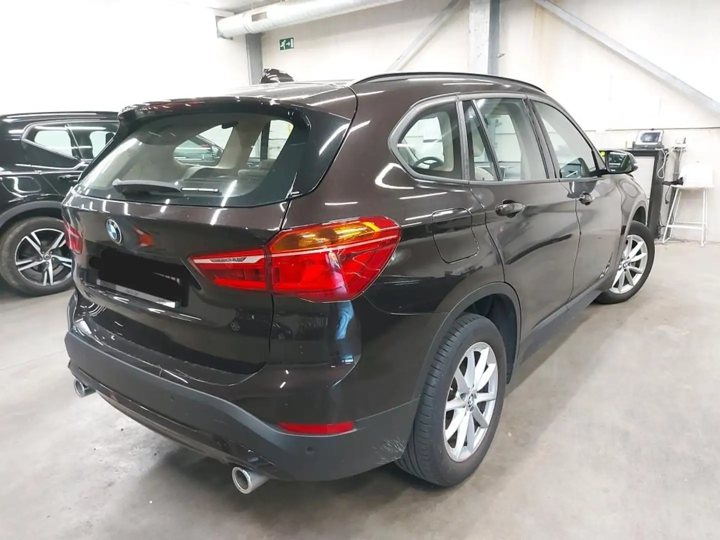 BMW X1 xDrive 18d crna - 2