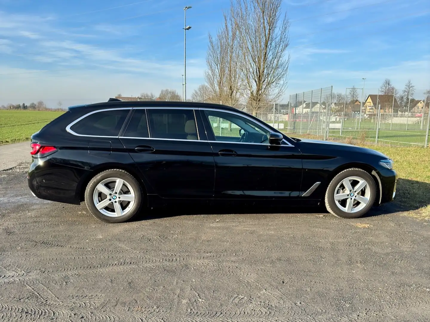 BMW 530 530i Touring Aut. Luxury Line Black - 2