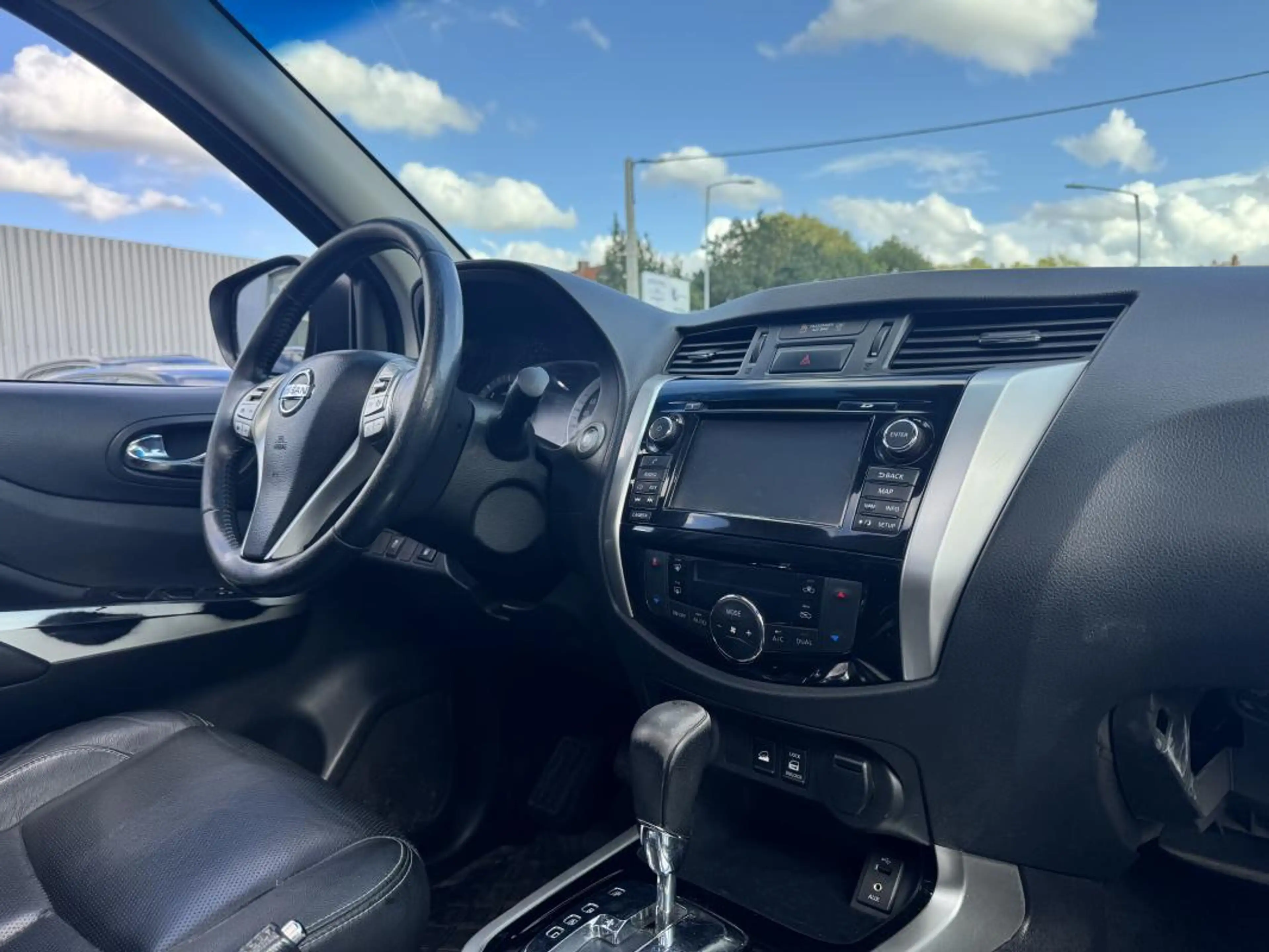 Nissan Navara NP300 2.3 DCI 190CH CUIR T.O PANO BOITE AUTO GAR 12M — photo 9