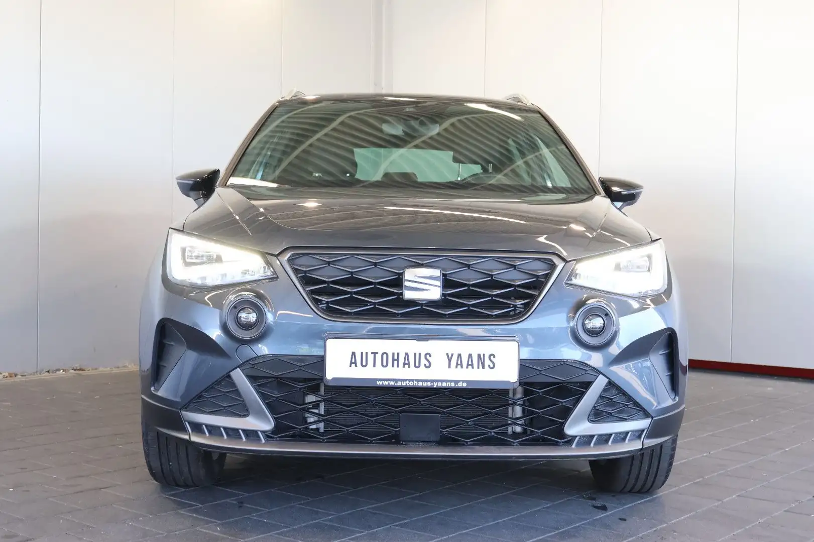 SEAT Arona FR 1.0 TSI AID+CARPLAY+FRONT+LANE+LED+17" Grau - 2