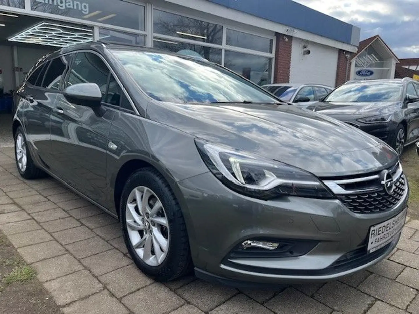 Opel Astra K SportsTou. INNOV. LEDER EGSD MATRIX NAVI Grijs - 1